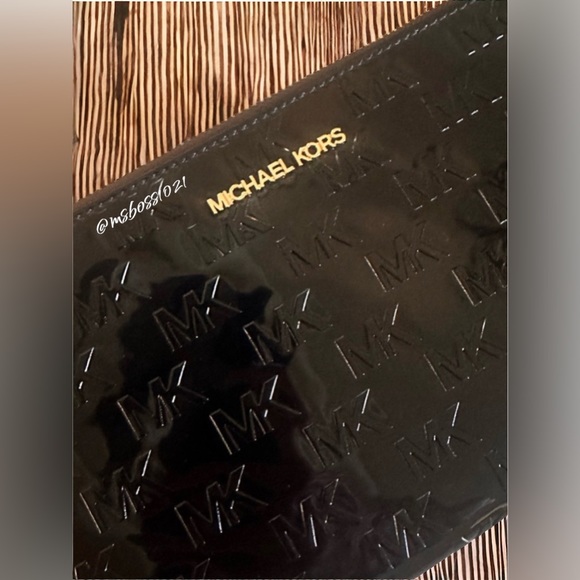 RARE MICHAEL KORS Black Patent Leather Signature Large Zip Wristlet NEW W/TAGS - Picture 3 of 5